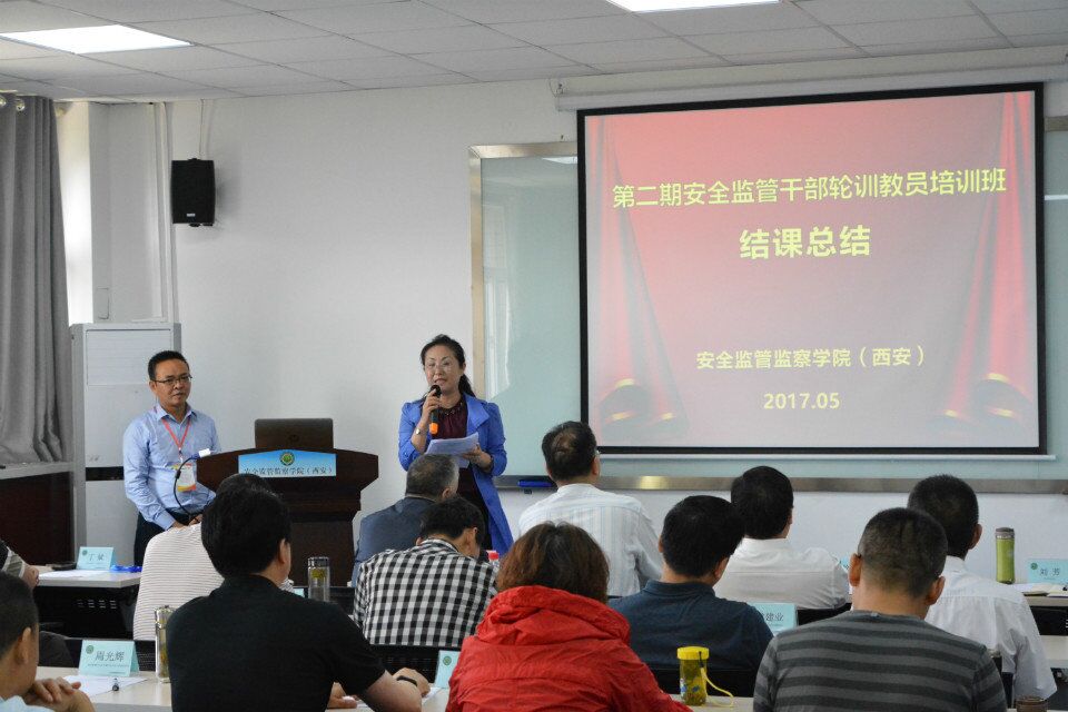 支部书记徐芳总结发言