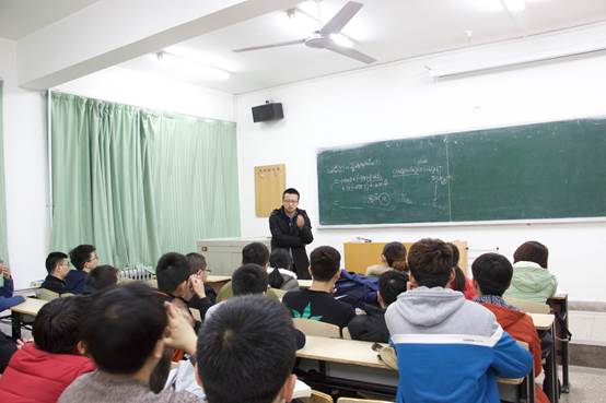 助理导师与学生交流